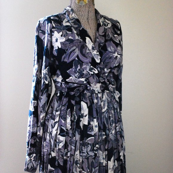 Long Sleeved Grey, White & Blue Floral Dress - Picture 6 of 10